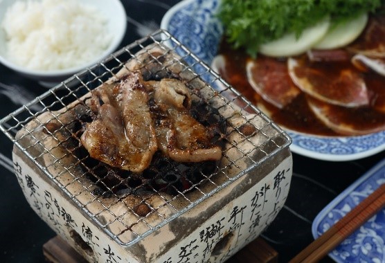 醤油、味噌などをベースにした甘辛の焼肉ダレに漬けこんだ豚肉を、キャベツやもやしなどの野菜と一緒に焼いた料理のことで、戦後間もなく北部対馬で在日韓国人により広められたのがルーツと言われている。地元の精肉店によって日本人の口に合うよう